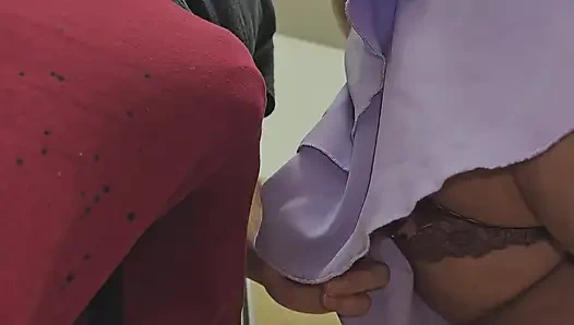 Kalabalık metro treninde bir işçinin dokunuşu