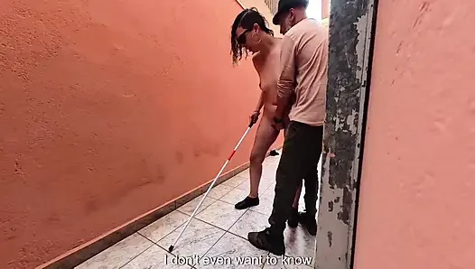 Freeze time, magisches klatschen mit einem blinden mädchen in der gasse