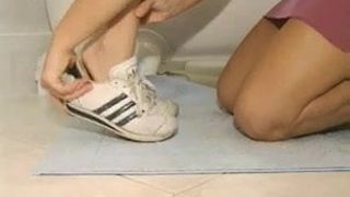 Горячая девушка принимает ванну и трахает пальцами горячую блондинку