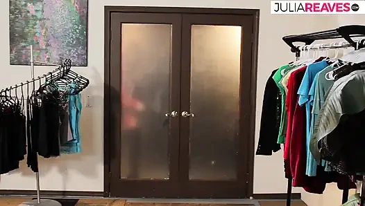 Heißes mädchen lutscht einen monsterschwanz und wird dann zu einem muschi-cumshot gefickt