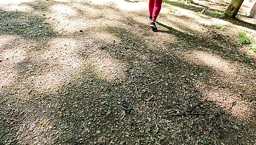 Piknik masasında götünü ve vajinasını kırbaçlıyor