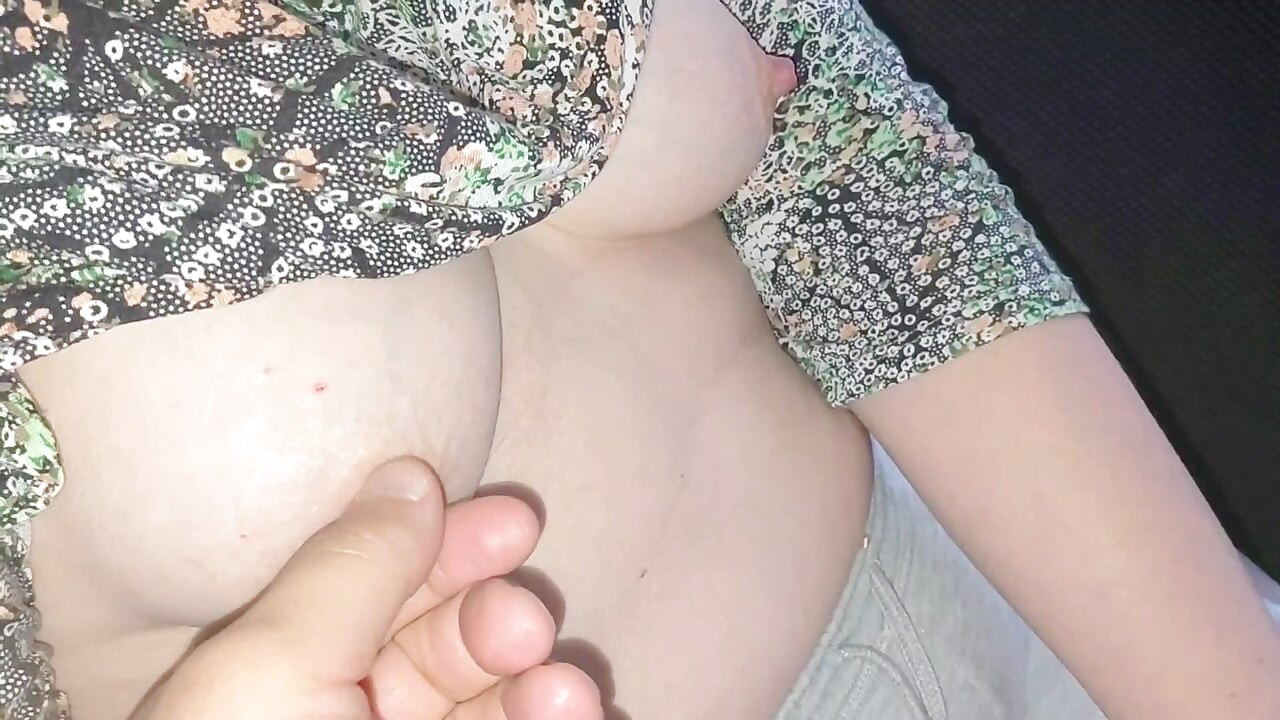 A married MILF with magnificent tits is paying for a taxi.