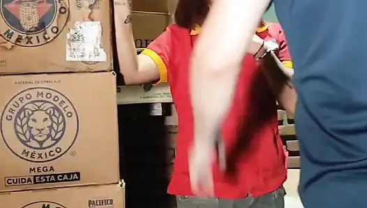 Кассирша в магазине, ее босс в подвале