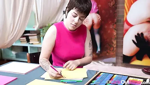 Крошке с большими сиськами лижут ее волосатую киску и задницу две брюнетки