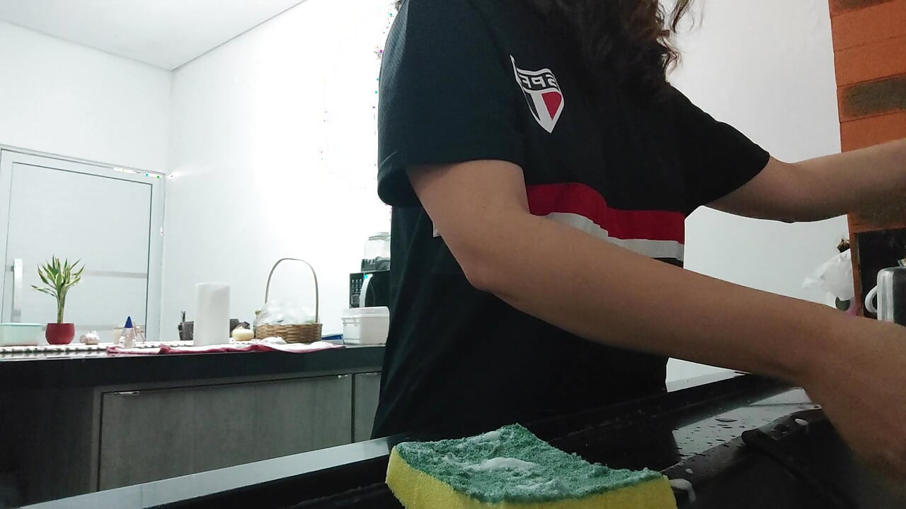 Woman teasing while washing dishes. She loves to transmit to the voyeurs on duty