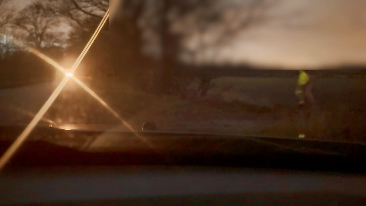 只穿着长外套离开汽车，在经过的汽车之间赤身裸体