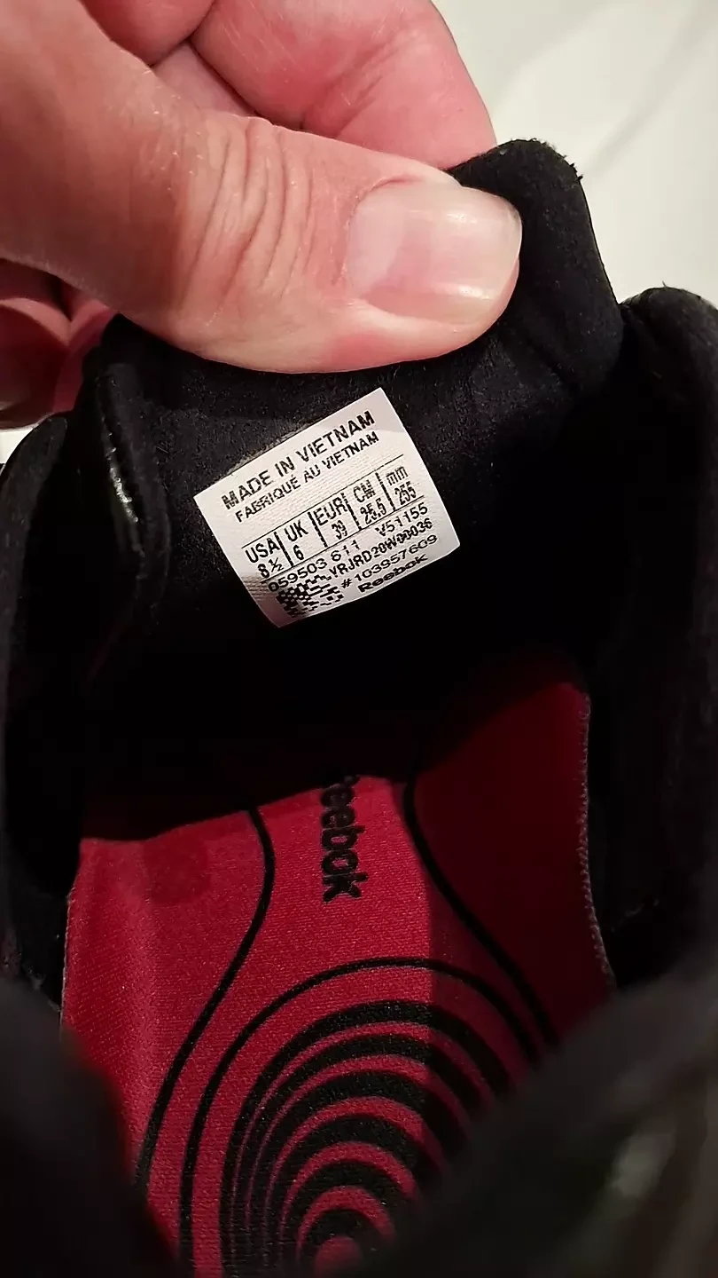 Kongkek penyelidik kulit Reebok.