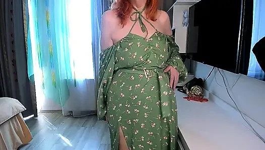 Горячая рыжеволосая девушка медленно раздевается 🔥 Зеленое платье с цветочным принтом, открытая спина, высокий разрез, чулки и красные туфл