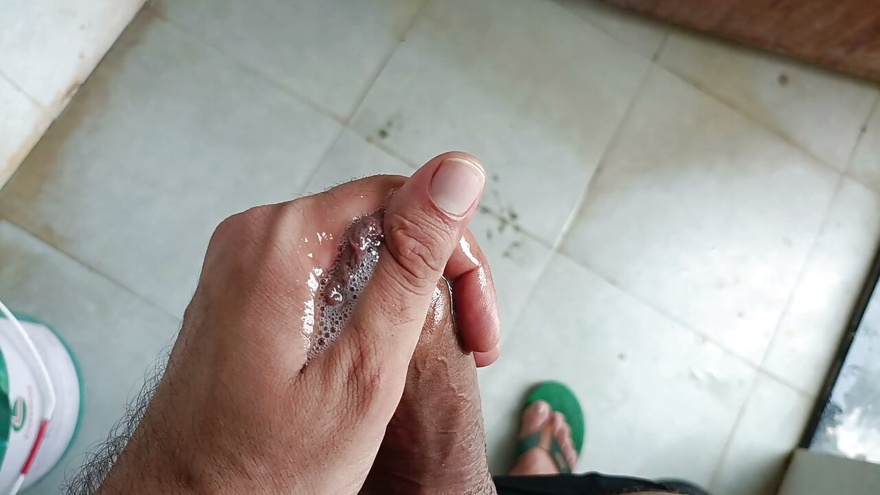 Indický chlapec čůrá v koupelně a masturbuje růžové péro