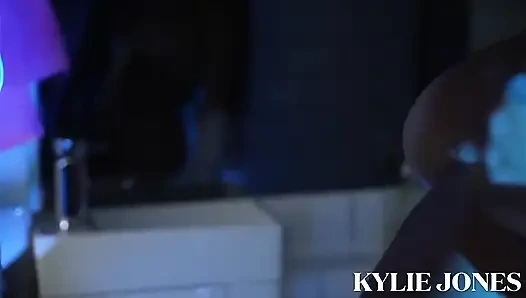 Kylie jones dientot habis-habisan sama mesin seks di penjara bawah tanah