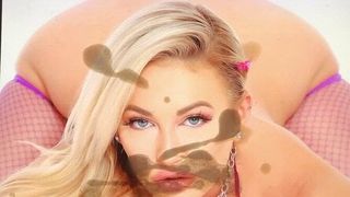 Riesige Sperma-Hommage für sexy Blondine mit dickem Arsch