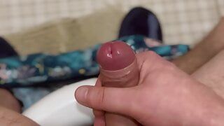 Giovane cazzo masturbazione in bagno, sborrata da vicino
