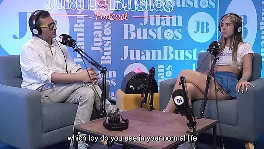 Lebih enak dari mainan seksnya! Mollysmith muncrat di seluruh mesin sybian di podcast Juan Bustos