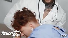 Clark Delgaty, infirmière de l’hôpital, met sa bite dans un gloryhole en attendant que Benjamin Blue le surprend - twinkpop