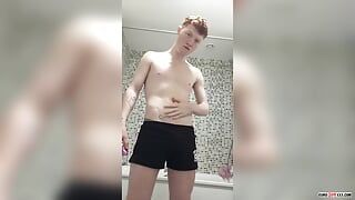 Rödhårig Jasper Rhodes filmer wanking session i duschen
