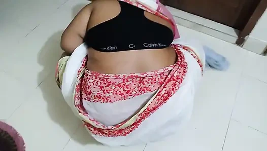 Üvey oğul evi temizlerken üvey annesini sikiyor