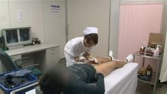 看護師が少年に手コキを与え、wfに射精させる
