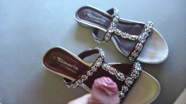 Ihre Sommer Sandalen gefickt und abgespritzt