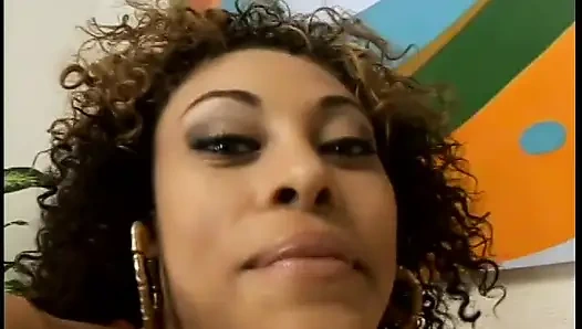 Schwarzer hengst besteigen bräunende schlampe auf seinem schwanz und fickt ihren hardcore auf dem sofa