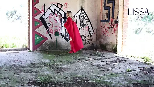 Супергерл склонили в логово злодея, теперь она должна сбежать