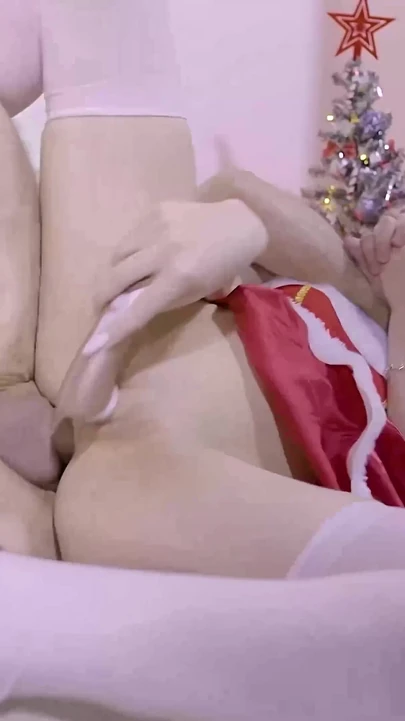 Must-share στιγμή από το "Santa Claus Gets a Wonderful Gift: a Beautiful Girl for He to Fuck All Night"