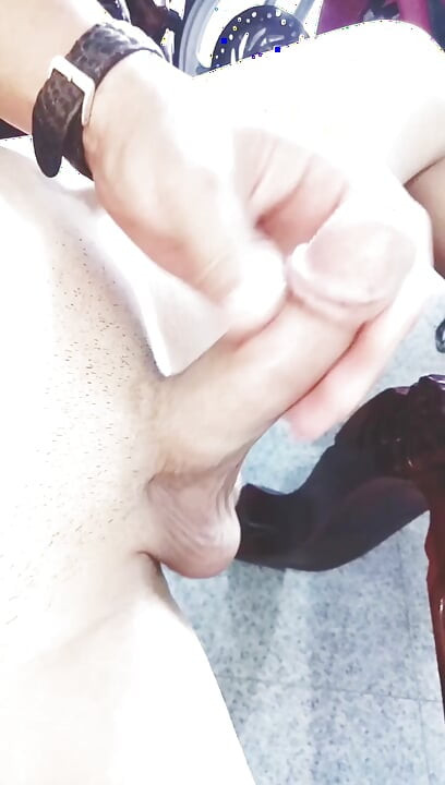 Cậu trai trẻ thủ dâm.
