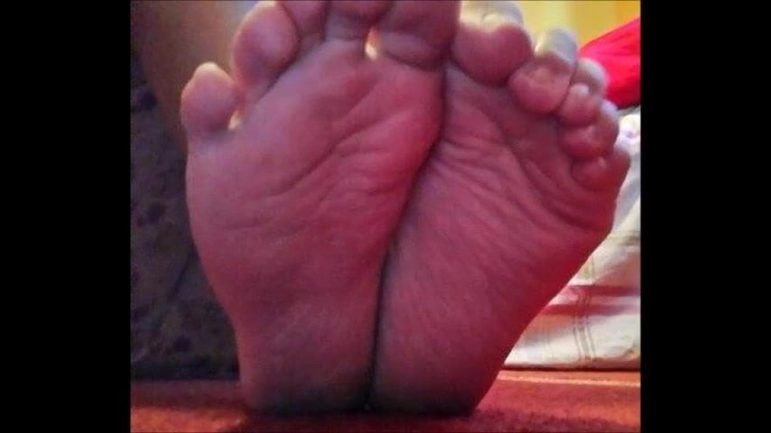 Vicky moves her sexy (size 37) feet