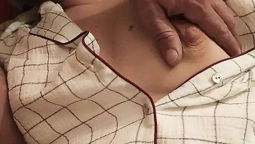 Я кладу её в рот, трогаю её грудь и киску, чтобы трахнуть её потом