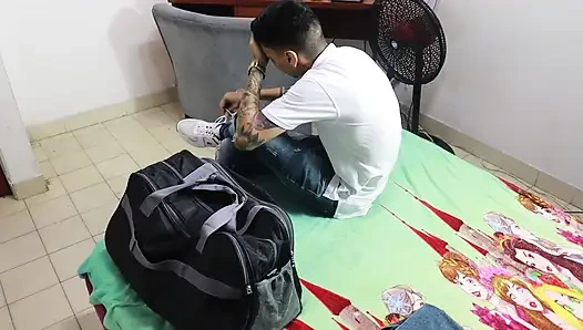 Настоящий любительский секс: мой симпатичный сводный брат заходит к себе в комнату, и я вижу, что он трогает свой пенис