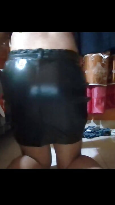 Femboy isprobava novu suknju upravo donesenu od kuće