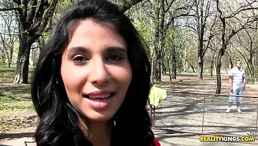 Pesta seks euro - ria, cewek hongaria berambut gelap dan tifany si cewek berkulit hitam