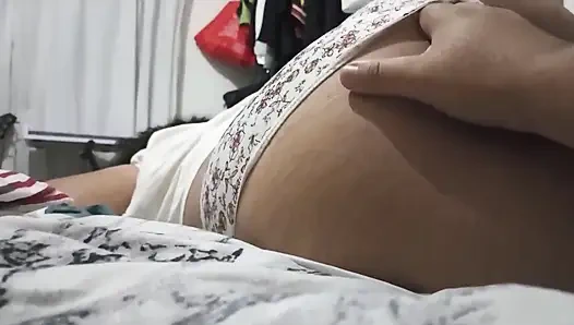 Ich streichelt das gesäß meiner ehefrau und sie weiß nicht, dass ich es auf nehme und lade es hoch