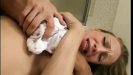 Büyük doğal göğüslü ateşli sarışın güzel samantha sterlyng tuvalette sikiliyor