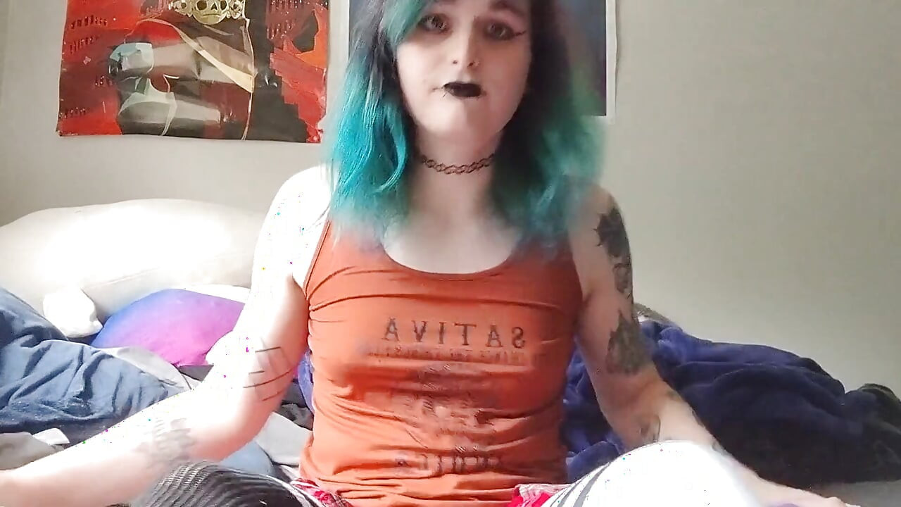 Gothic Vixen Destroys Her Hole for Your Entertainment