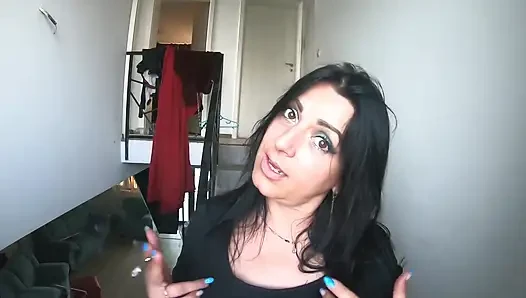 Tarian kulit yang mengisap. Cewek sange ini lagi asik muasin memeknya pakai baju jumpsuit sampai muncrat di toilet