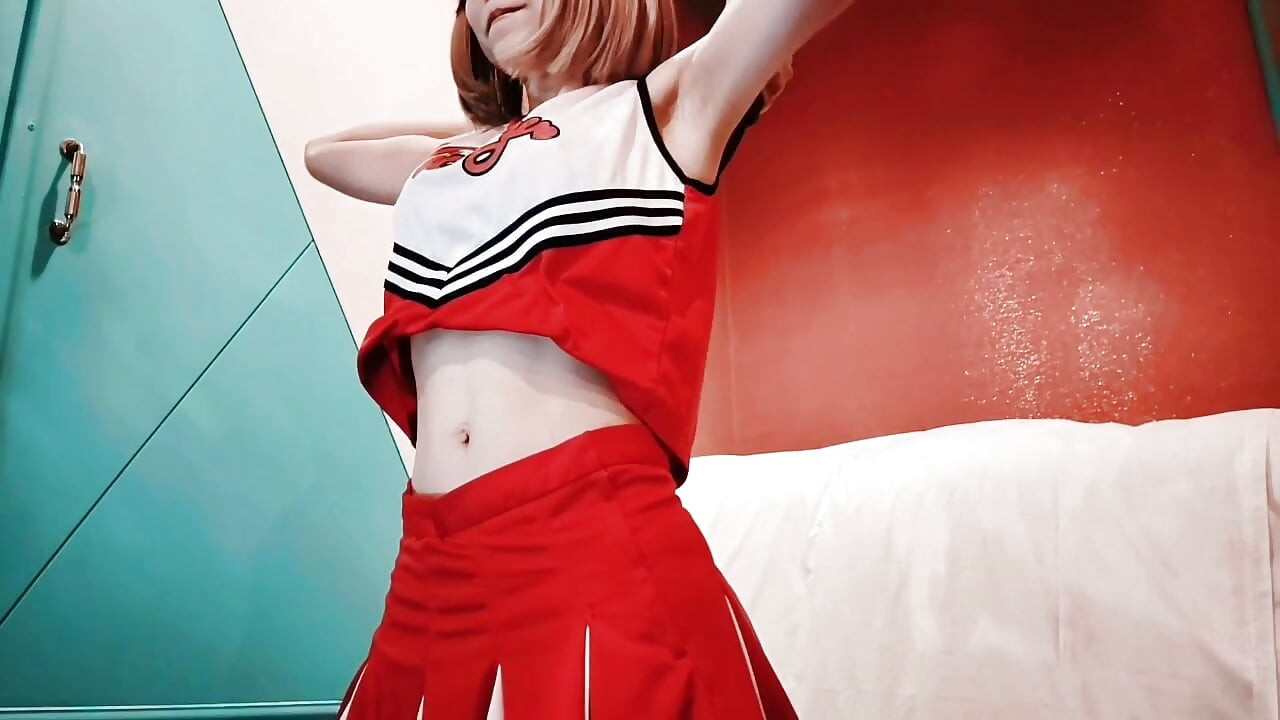 可愛い巨乳人妻がエロいチアガールコスチュームでエクササイズ1。Home Made Amateur 個人撮影