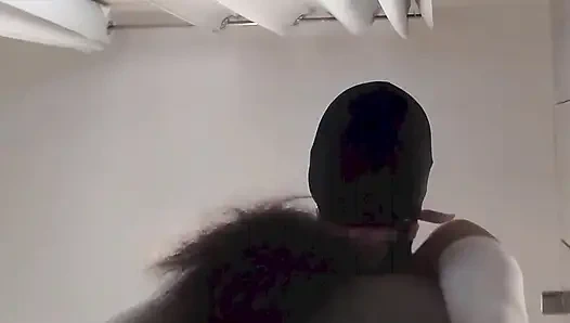 MILF с завязанными глазами и с кляпом, трахалась в киску и рот