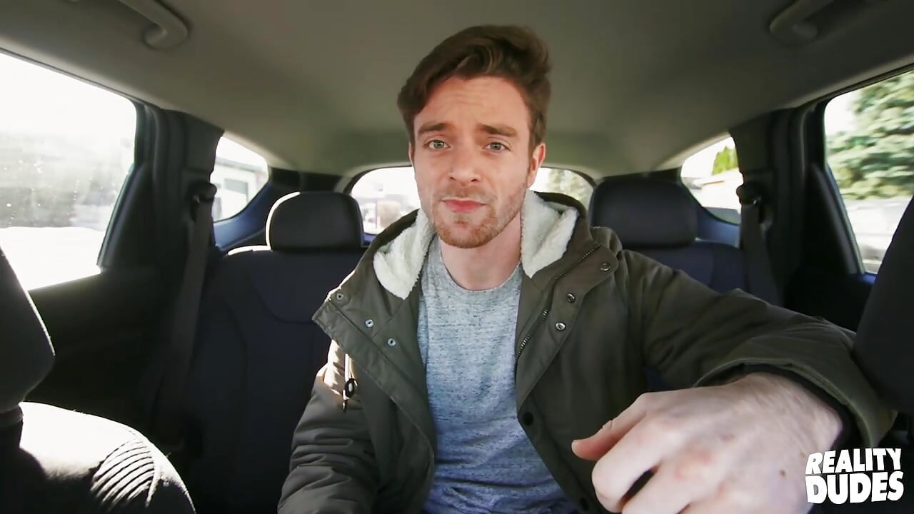 REALITY FRAJERI - Frajer bez novca Joey pretvara svoje prvo pušenje u strastvenu jebačinu na stražnjem sjedalu