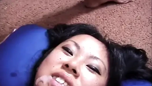Seksi Asyalı genç kız amcık sikişiyor... ağzına boşalma