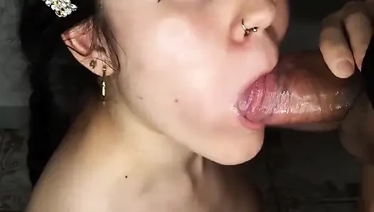 Cewek nakal dan boneka sange ini pengen telan sperma - sepong kontol amatir