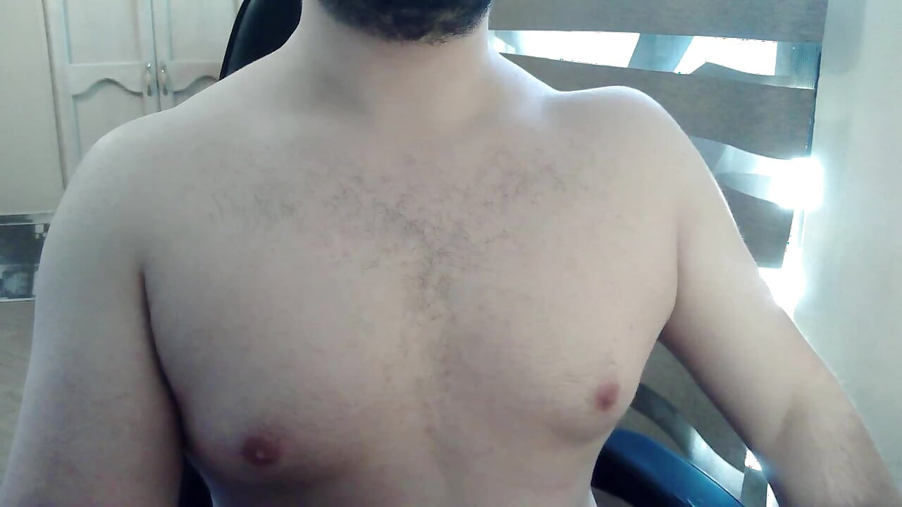 Muscular camboy works out his upper body