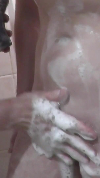 Trójkąty. Dwie dziewczyny Seks lesbijki biseksualne. Hydraulik w łazience myje tyłek dorosły dojrzały milf i nastolatka. Stary i ... | Klip 3