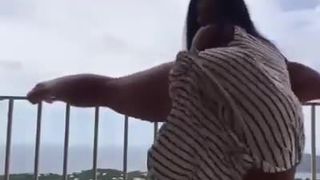 Balkoni goncang pantat