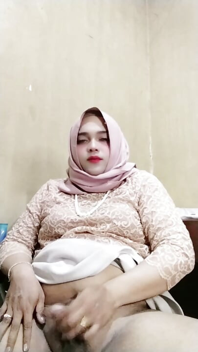 Hijab Crossdresser Ivvy Masturbates Till Cums