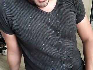 Encore une grosse éjaculation sur mon t-shirt de sperme toujours plus sale
