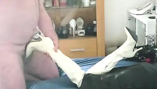 Sepatu bot putih membuatku belas kasihan, ukuran 36