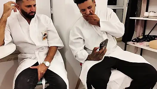 Два сводных брата пробивали хуй карлика