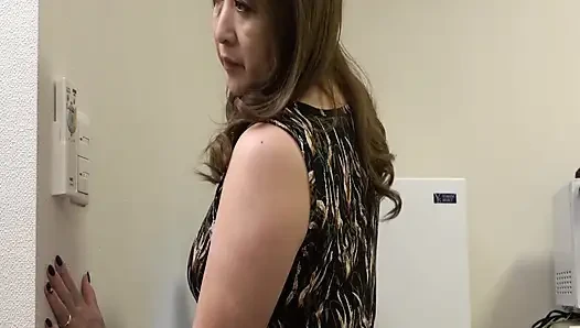 P123G06 A sexless and busty seduces an electrician who came to fix a cooler!