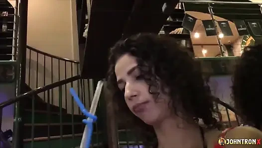 Johntronx - aku ketemu cewek semok latina di bar dan ngentot memeknya habis-habisan di kamarku