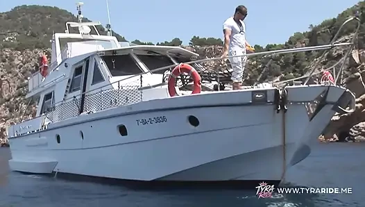 Esmer tekne plajında ve kanepede vahşi seksin tadını çıkarıyor